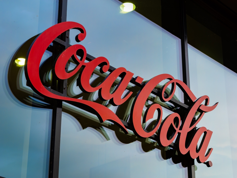 Logo da Coca-Cola estampado em uma fachada