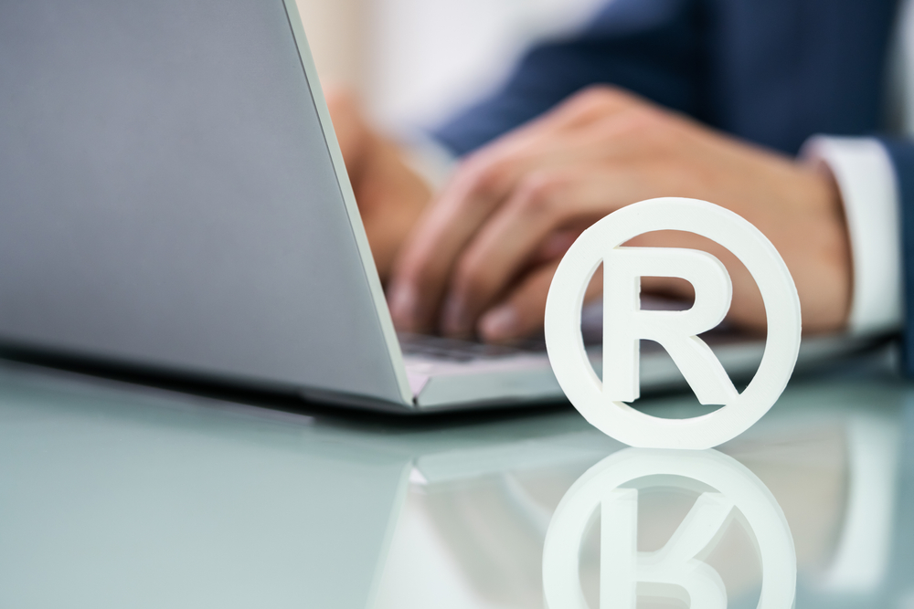 Executivo fazendo registro de marca no computador